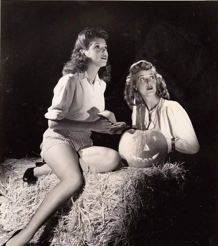 vintage-halloween-pinups-8.jpg