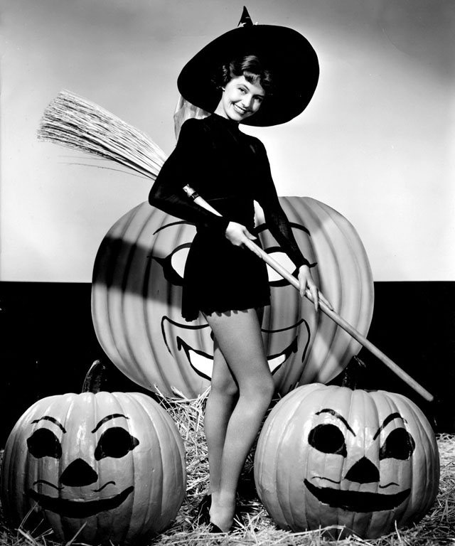 vintage-halloween-pinup-cyd-charisse.jpg